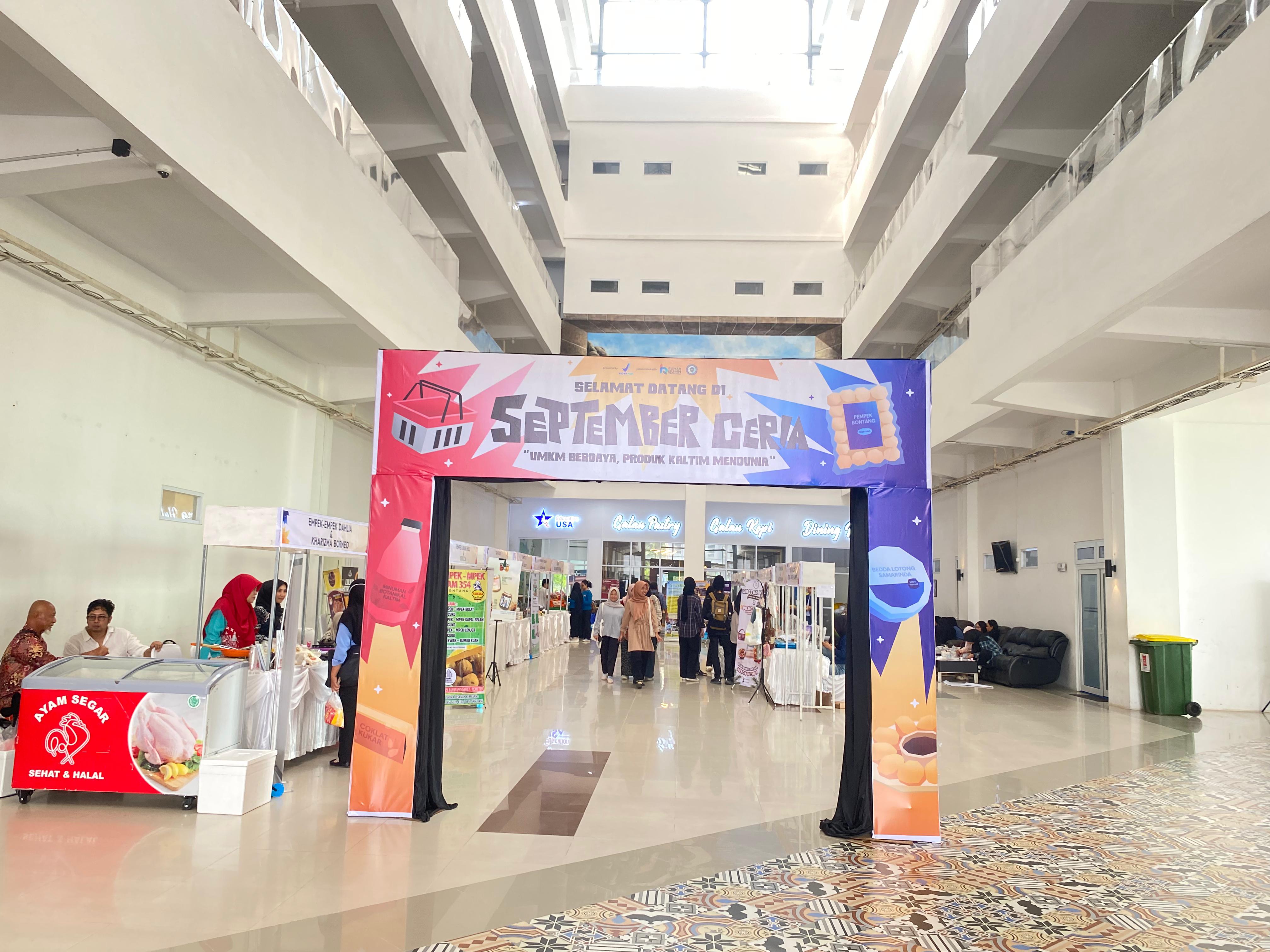 Pengunjung melihat berbagai stan produk UMKM dalam kegiatan &ldquo;September Ceria: UMKM Berdaya, Produk Kaltim Mendunia&rdquo; yang digelar BBPOM Samarinda di Gedung UG UMKT, Senin (22/9/2025).